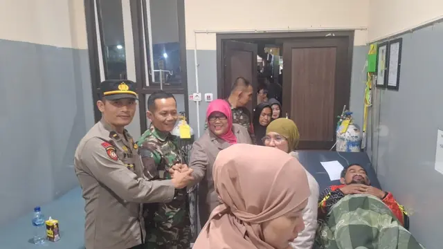 Tujuh orang warga Desa Suci, Kecamatan Karangparitan, Garut, Jawa Barat, yang sempat dilaporkan hilang di kawasan Gunung Godog atau disebut juga Curug Ngebul, sejak Ahad kemarin, akhirnya ditemukan. (Liputan6.com/Jayadi Supriadin)
