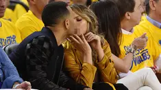 Penyanyi, John Legend bersama sang istri Chrissy Teigan terlihat berciuman saat menonton pertandingan final NBA 2016 antara Golden State Warriors dan Cleveland Cavaliers di Oracle Arena, California, USA (2/6/2016). (Kyle Terada-USA TODAY Sports)