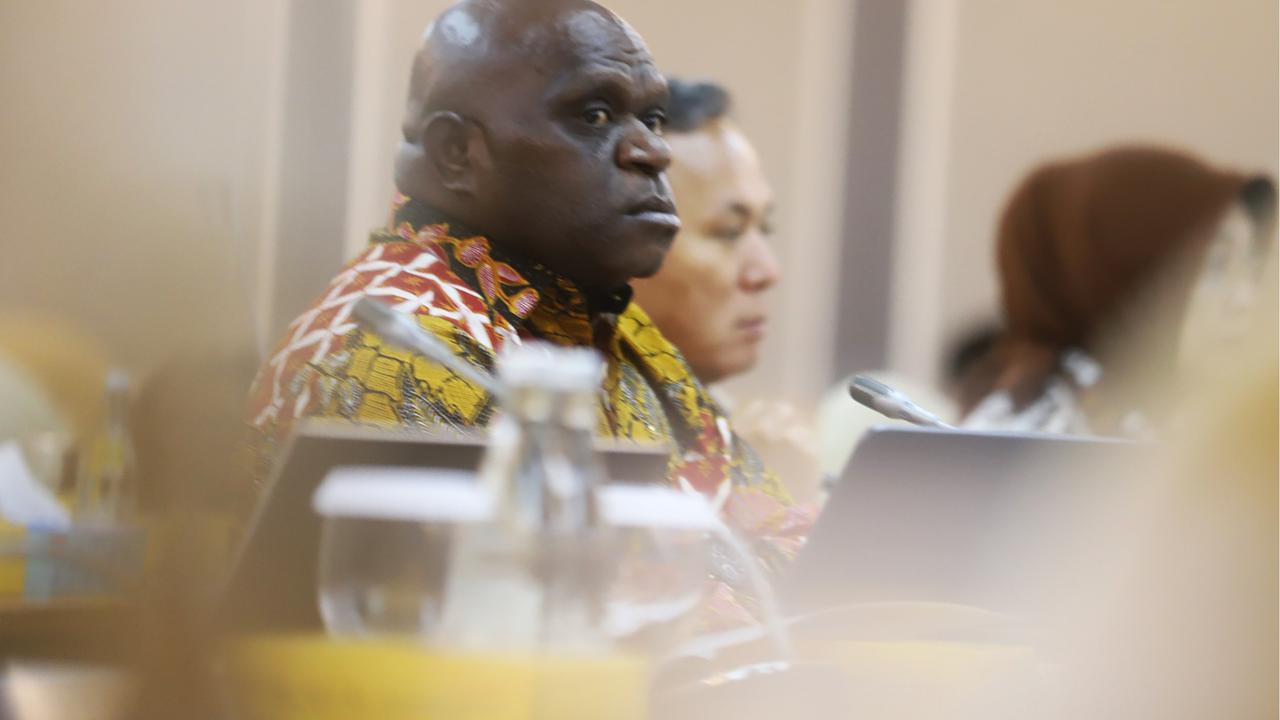 Menteri HAM Natalius Pigai rapat kerja dengan Komisi XIII DPR