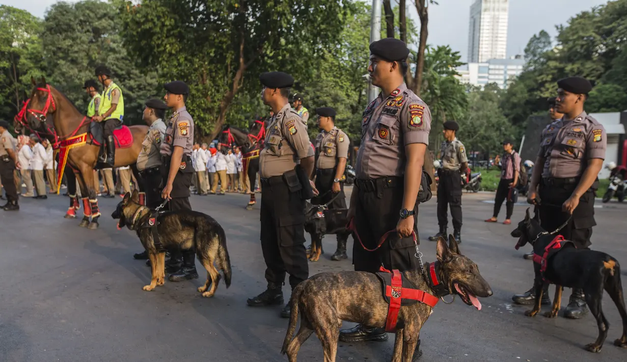Polisi bersama anjing pelacak mengikuti apel besar persiapan Asian Games di sekitar SUGBK, Jakarta, Senin (4/6/2018). Pembukaan Asian Games XVII Jakarta-Palembang akan digelar pada 18 Agustus 2018 mendatang. (Bola.com/Vitalis Yogi Trisna)
