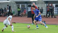 Gelandang Persib Bandung, Thom Haye, mencoba menggiring bola melewati pemain Arema FC pada lanjutan BRI Super League 2025/2026 di Stadion Gelora Bandung Lautan Api, Jumat (24/4/2026). (Bola.com/Erwin Snaz)