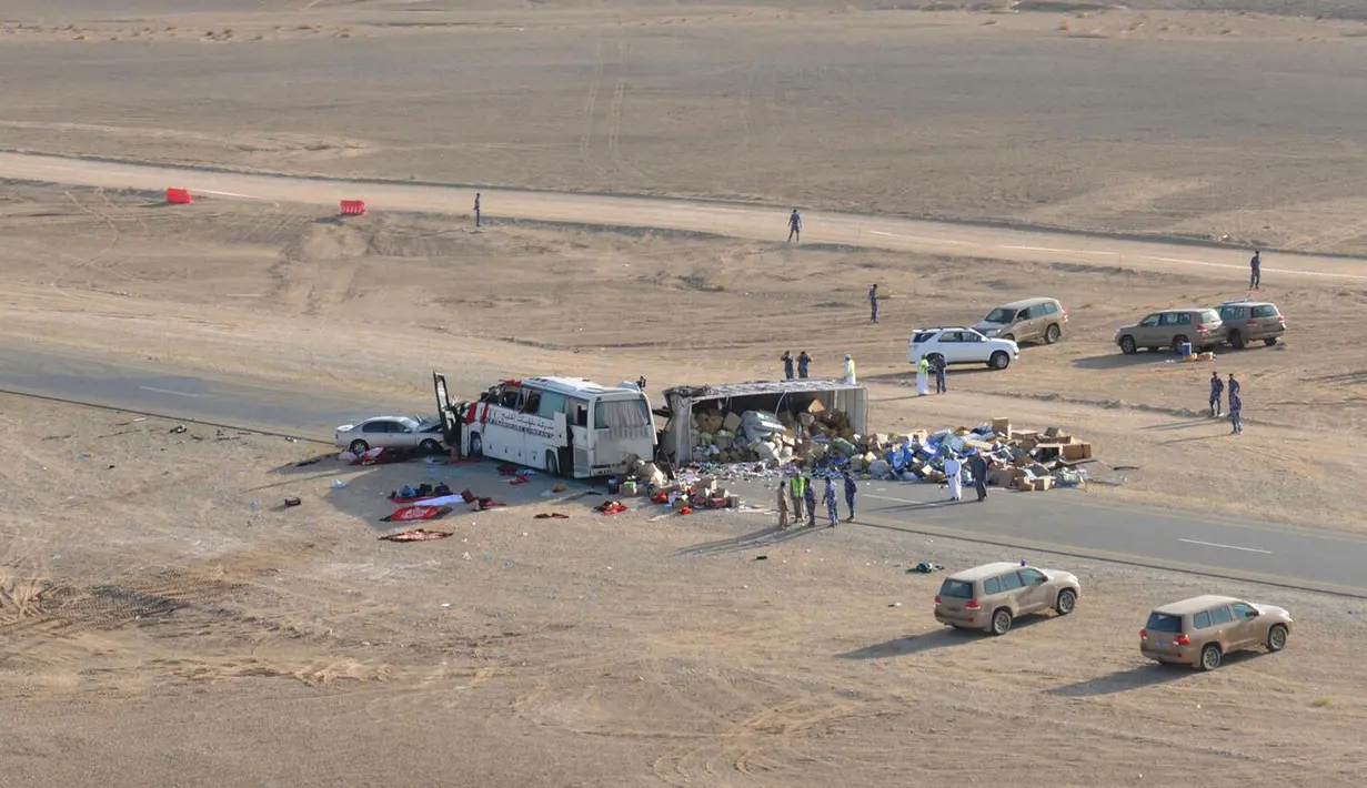 Sebuah gambar memperlihatkan lokasi kecelakaan yang melibatkan truk dan bus di jalan raya antara Ibri dan Fahud, Oman bagian barat, Selasa (1/3). Sebanyak 18 orang dari beberapa kewarganegaraan tewas dan 14 lainnya luka-luka. (STRINGER/Omani Police/AFP)