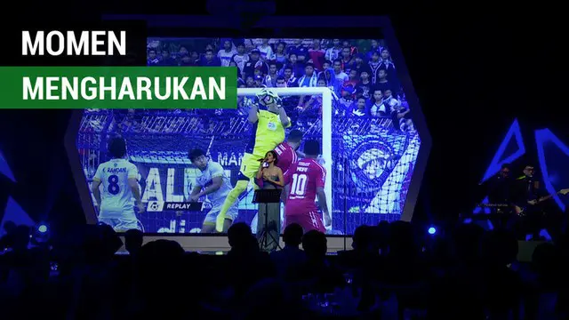 Berita video momen paling mengharukan pada malam penghargaan Liga 1 2017 yaitu saat almarhum kiper Persela Lamongan, Choirul Huda, mendapat Lifetime Achievement Award.