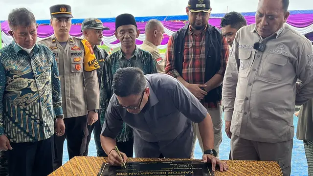 Harita Nickel menyerahkan secara resmi gedung kantor Kecamatan Obi yang telah selesai proses pembangunannya kepada Pemerintah Kabupaten Halmahera Selatan.