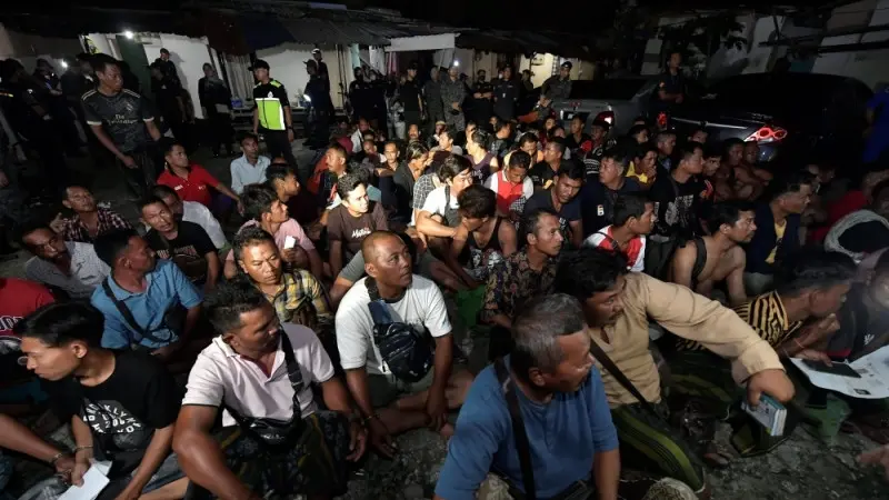 Departemen Imigrasi Malaysia menangkap 132 migran tidak berdokumen, 130 di antaranya warga negara Indonesia (WNI) ,dalam operasi di permukiman ilegal di kawasan perkebunan kelapa sawit di Setia Alam. (Bernama)