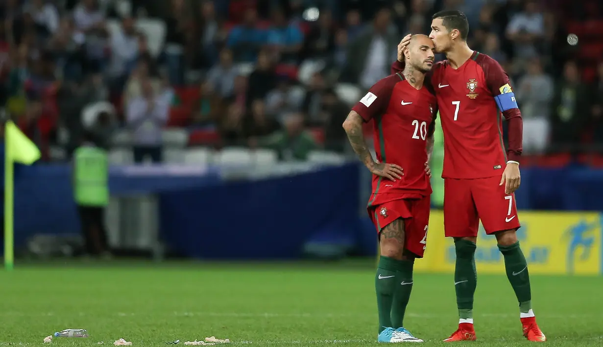 Bintang Portugal, Cristiano Ronaldo, mencoba menghibur Ricardo Quaresma usai negaranya tersingkir dari semifinal Piala Konfederasi di Kazan Arena, Kazan, Rabu (28/6/2017). Portugal kalah adu penalti 0-3 dari Cile. (EPA/Mario Cruz)