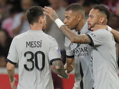 Trisula maut PSG, Lionel Messi, Kylian Mbappe dan Neymar yang akrab dengan sebutan Trio MMN akhirnya bisa tampil akur di awal musim 2022/2023 ini kala ketiganya mampu menyumbang gol dalam kemenangan telak 7-1 atas tuan rumah Lille di pekan ke-3 Liga Prancis, Senin (22/8/2022) dini hari WIB. Mbappe bahkan mampu mencetak hattrick dan gol pertamanya menjadi rekor gol tercepat di Ligue-1 dan bagi PSG sendiri merupakan gol tercepat sepanjang sejarah klub di seluruh kompetisi resmi. (AP/Michel Spingler)