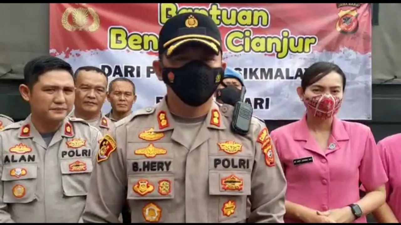 Kapolres Tasikmalaya, AKBP S. Hery Haryanto,  bersama jajaran memberikan penjelasan kepada wartawan dalam pengiriman bantuan tahap kedua ke daerah gempa Cianjur, di Mapolres Tasikmalaya, Kamis (24/11/2022). (Liputan6.com/Jayadi Supriadin)