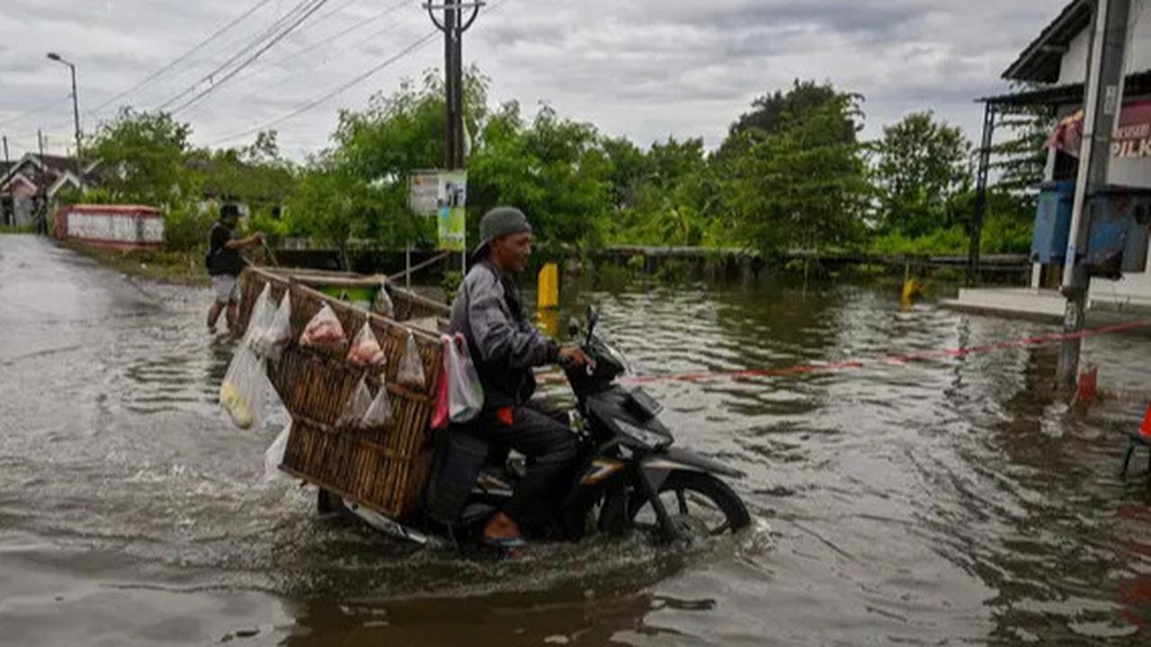 FOTO: Kondisi Banjir Parah Rendam Ratusan Rumah di Mojokerto, 2 Sekolah Terpaksa Diliburkan