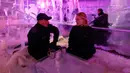 Pelanggan mengunjungi ChillOut Ice Lounge di Dubai, Uni Emirat Arab (UEA), Rabu (5/7/2023). ChillOut Ice Lounge merupakan bar yang menawarkan sensasi santai dengan suhu minus enam derajat. (KARIM SAHIB/AFP)