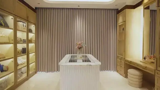 Potret walk in closet di dalam kamar tidur Citra Kirana