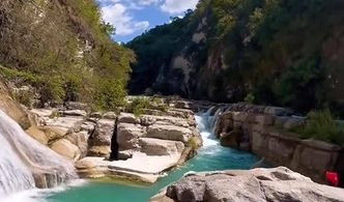 Sekilas, pemandangan air terjun Tanggedu terlihat seperti di luar negeri.
