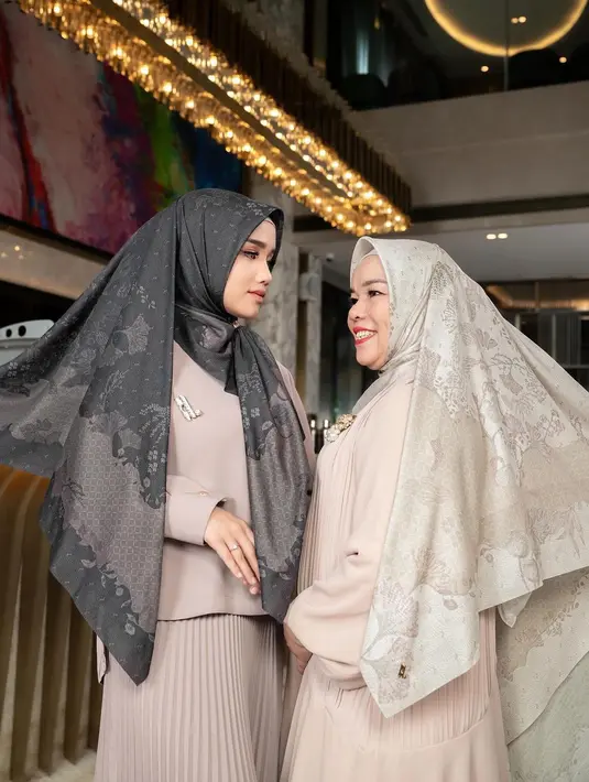 OOTD kompak baju Lebaran Fuji dan sang ibu. Fuji tampil cantik dengan atasan dan rok pleats cokelat, dipadukan dengan hijab abu-abu bercorak yang serasi. Sedangkan sang ibu tampil kompak dengan gamis berwarna cokelat muda dan hijab bernuansa serasi. [Foto: Instagram/fuji_an]
