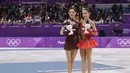 Atlet skating peraih medali emas asal Rusia, Alina Zagitova (kanan) berpose dengan rekan senegaranya yang juga meraih medali perak Evgenia Medvedeva di Olimpiade Musim Dingin Pyeongchang 2018, Korea Selatan, Jumat (23/2).  (AP Photo/David J. Phillip)