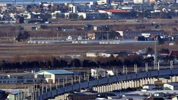 Lintasa baru bagi kereta peluru Shinkansen tujuan Shin-hakodate-Hokuto di stasiun Tokyo, Sabtu (26/3). Dengan adanya jalur baru kereta supercepat ini perjalanan Tokyo-Hokkaido ditempuh hanya selama 4 jam 2 menit. (JIJI PRESS / AFP)