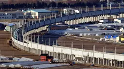 Lintasa baru bagi kereta peluru Shinkansen tujuan Shin-hakodate-Hokuto di stasiun Tokyo, Sabtu (26/3). Dengan adanya jalur baru kereta supercepat ini perjalanan Tokyo-Hokkaido ditempuh hanya selama 4 jam 2 menit. (JIJI PRESS / AFP)