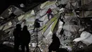 Tim penyelamat mencari korban dan penyintas di tengah puing-puing bangunan yang runtuh di Kahramanmaras, Turki, setelah gempa berkekuatan 7,8 melanda tenggara negara itu pada 7 Februari 2023. -Gempa berkekuatan 7,8 skala Richter melanda Turki dan Suriah, menewaskan lebih dari 3.000 orang dan meratakan ribuan bangunan saat penyelamat menggali dengan tangan kosong untuk para penyintas. (AFP/Adem Altan)