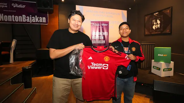 Salah seorang fans mendapat hadiah jersey MU gratis saat Roaring Night MU vs West Ham di Fomo Bar, Minggu (4/2/24)
