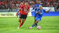 Pemain belakang Bali United, Elias Dolah, mengawal ketat pemain Persib Bandung, Ciro Alves, dalam laga tunda pekan ke-12 BRI liga 1 2024/2025 di Stadion kapten I Wayan Dipta pada Selasa malam (7/1/2025). (Bola.com/Alit Binawan)