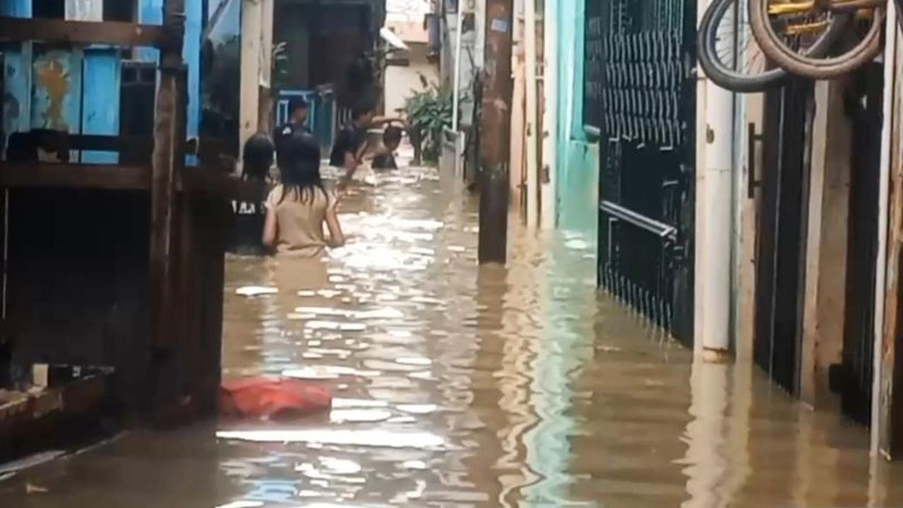 Banjir Bidara Cina Kembali Merendam Permukiman, Ketinggian Air Capai Dua Meter