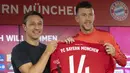 Gelandang baru Bayern Munchen, Ivan Perisic berpose dengan pelatih Niko Kovac  selama pengenalan dirinya di Munich, Jerman (14/8/2019). Munchen resmi mengontrak pemain Kroasia ini dari klub Italia, Inter Milan dengan status pinjaman. (AFP Photo/Daniel Kopatsch)