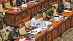 Jaksa Agung Sanitiar Burhanuddin (kedua kiri) menyampaikan paparan pada rapat kerja dengan Komisi III DPR di Kompleks Parlemen Senayan, Jakarta, Rabu (23/11/2022). Rapat membahas rencana kerja bidang pembinaan karir Kejaksaan pada semester I tahun 2023 serta strategi bidang penanganan kasus korupsi pada semester I tahun 2023 dan implementasi Program Penghentian Penuntutan Berdasarkan Keadilan Restoratif (Restorative Justice). (Liputan6.com/Angga Yuniar)