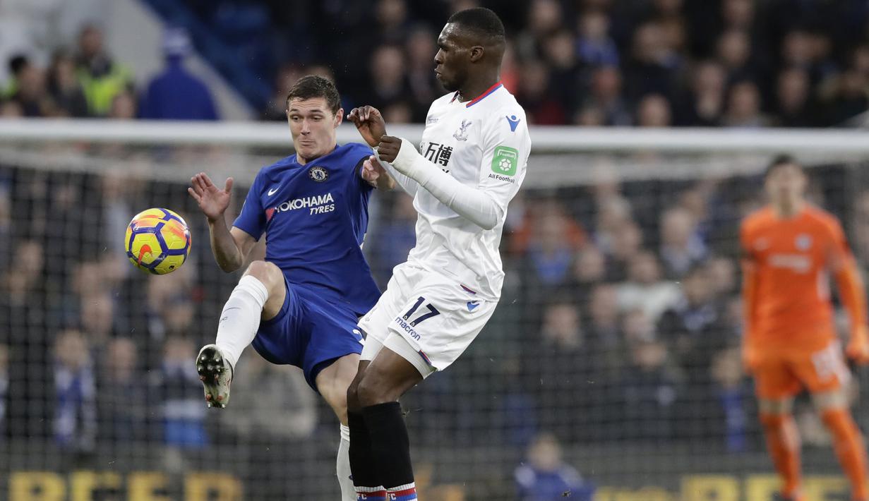 Aksi pemain Chelsea, Andreas Christensen (kiri) menghalau bola dari pemain Crystal Palace, Christian Benteke pada lanjutan Premier League di Stamford Bridge stadium, London, (10/3/2018). Chelsea menang 2-1.(AP/Matt Dunham)