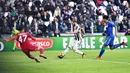 Aksi pemain Juventus, Gonzalo Higuain (tengah) membobol ke gawang Sassuolo pada lanjutan Serie A di Allianz Stadium, Turin (4/2/2018). Juventus menang 7-0. (Alessandro Di Marco/ANSA via AP)