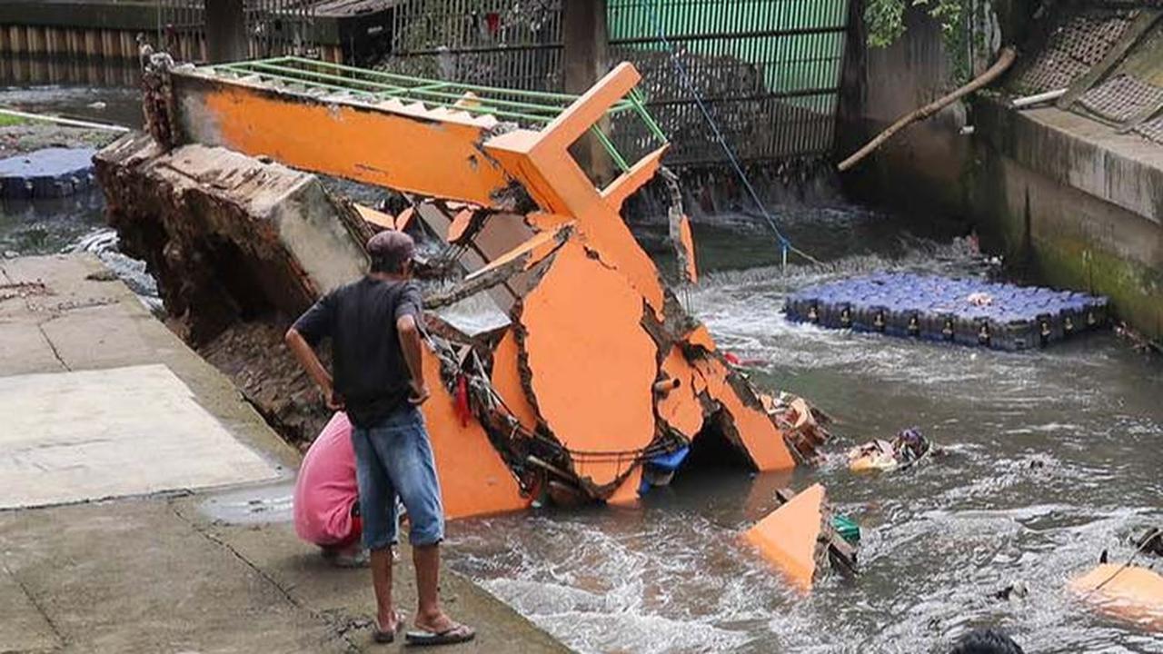 Dugaan sementara, robohnya pos pantau tersebut disebabkan oleh pondasi bangunan yang sudah terkikis oleh aliran air Kali Inspeksi Grogol.&nbsp;Foto: Liputan6.com/Herman Zakharia
