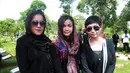 Selain Nirina Zubir, turut hadir pula presenter Indy Barends ke tempat peristirahatan terakhir almarhum Kiki. Seperti diketahui Kiki menghembuskan nafas terakhirnya di RSCM tepat pada pukul 13.40 kemarin. (Deki Prayoga/Bintang.com)