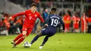 Pemain Bayern Munchen Benjamin Pavard (kiri) berebut bola dengan pemain Tottenham Hotspur Ryan Sessegnon pada pertandingan Grup B Liga Champions di Munich, Jerman, Rabu (11/12/2019). Munchen mengalahkan Tottenham 3-1. (Odd ANDERSEN/AFP)