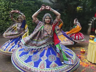 Para wanita mengenakan pakaian tradisional saat berlatih tarian tradisional negara bagian Gujarat, Garba, jelang Festival Navratri di Ahmadabad, India, Jumat (1/10/2021). Festival Navratri yang berlangsung sembilan malam pada musim gugur akan dimulai dari 7 Oktober. (AP Photo/Ajit Solanki)