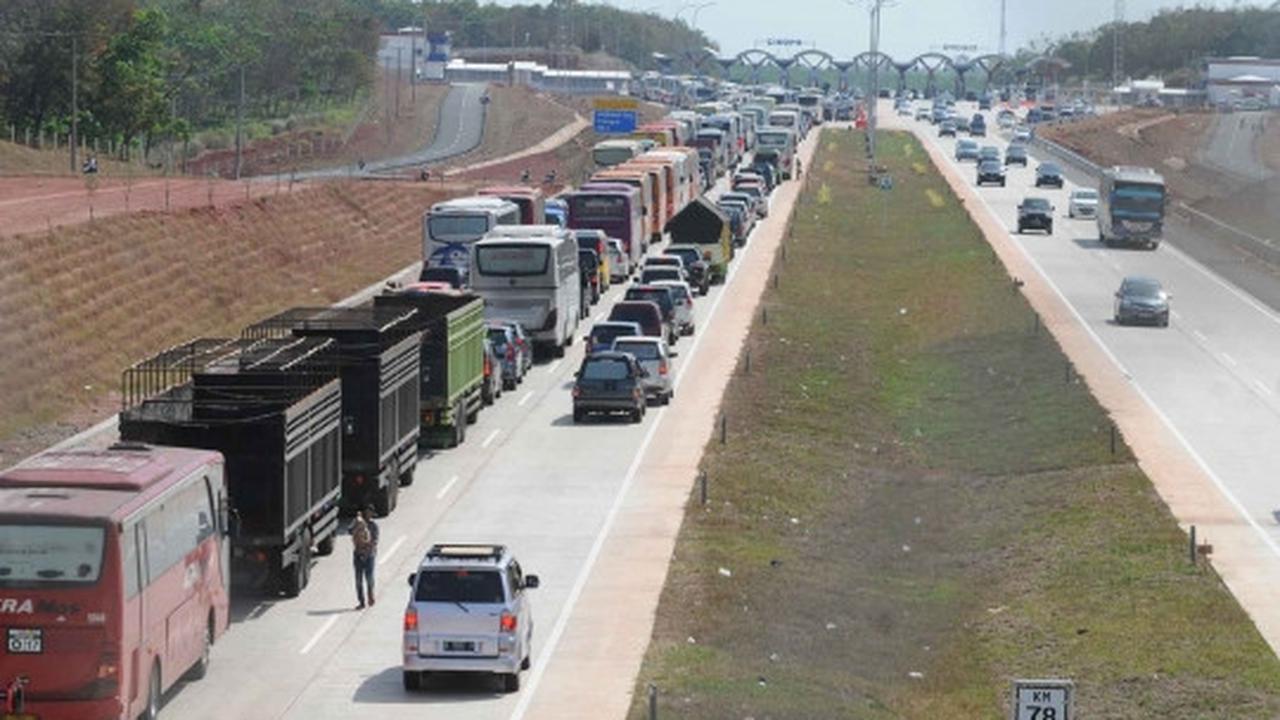 Brimob bersenjata laras panjang amankan arus mudik di Tol Cipali