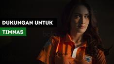 Berita video presenter olahraga cantik Intan Saumadina menyemangati Timnas Indonesia yang juga akan menghadapi Kamboja dalam laga uji coba.