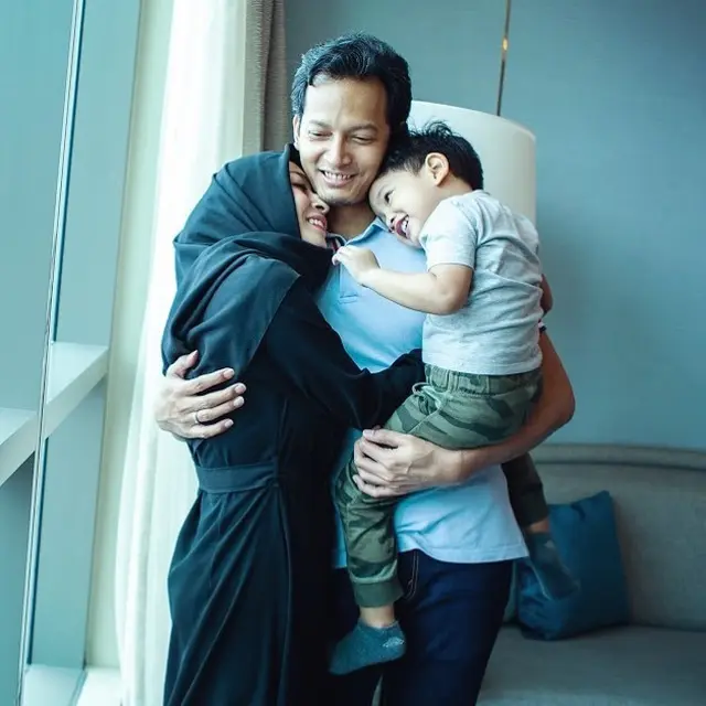 Fedi Nuril Umumkan Istri Hamil, Ini 7 Potret Kebersamaan Keluarga Kecilnya