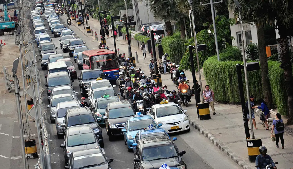Tiga hari jelang Idul Fitri 1435 H, sejumlah kendaraan terjebak kemacetan di kawasan Bundaran HI, Jakarta, (25/7/2014). (Liputan6.com/Faizal Fanani)