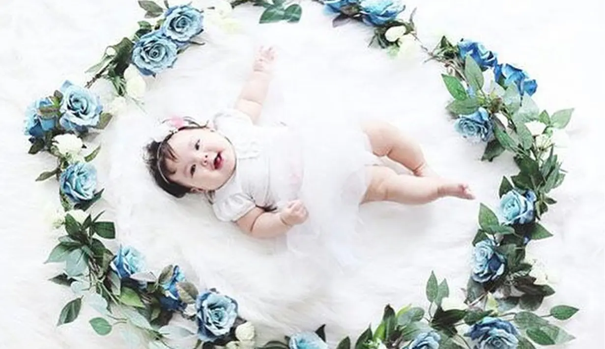 Dikelilingi rangkaian bunga nan indah semakin menguatkan aura kecantikan natural dari Gempi. (Via Instagram/@gisel_la)