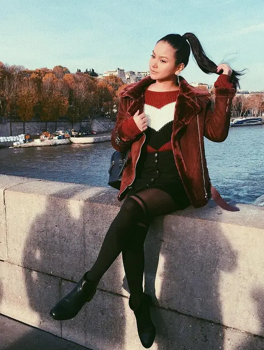 Paduan warna merah dan hitam yang dilakukan Alyssa ini berhasil membuat tampilannya keren banget. Terlebih rambut panjanganya yang biasa terurai, kini dikuncir bergaya ponytail. Lucu banget ya? (Instagram/alysssadaguise)