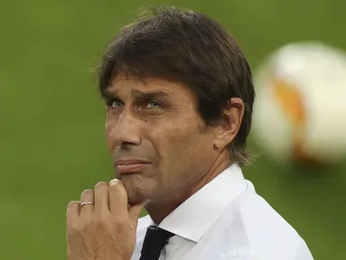 Sempat dikaitkan dengan Manchester United, Antonio Conte akhirnya resmi berlabuh ke London Utara untuk melatih Tottenham Hotspur. Kombinasi Conte dan direktur teknik The Lilywhites, Fabio Paratici digadang-gadang akan membuat Tottenham kental dengan nuansa Italia. (AFP/Pool/Friedemann Vogel)