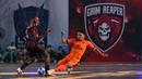 Pemain Nova Titans, Fadillah (kanan) berebut bola dengan pemain Grim Reaper, Samuel Amos pada laga final Futsal X Series 2 di GOR UNJ, Rawamangun, Jakarta, Minggu (18/01/2026). (Bola.com/Bagaskara Lazuardi)