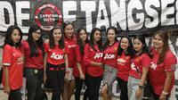 Para fans wanita foto bersama usai menyaksikan laga MU melawan City. (Bola.com/Vitalis Yogi Trisna)