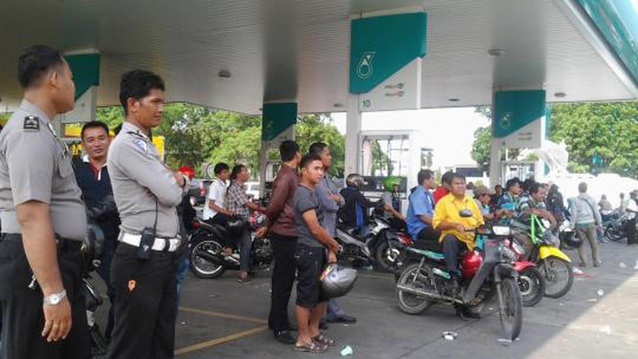 Demonstran lumpuhkan Bandara Polonia