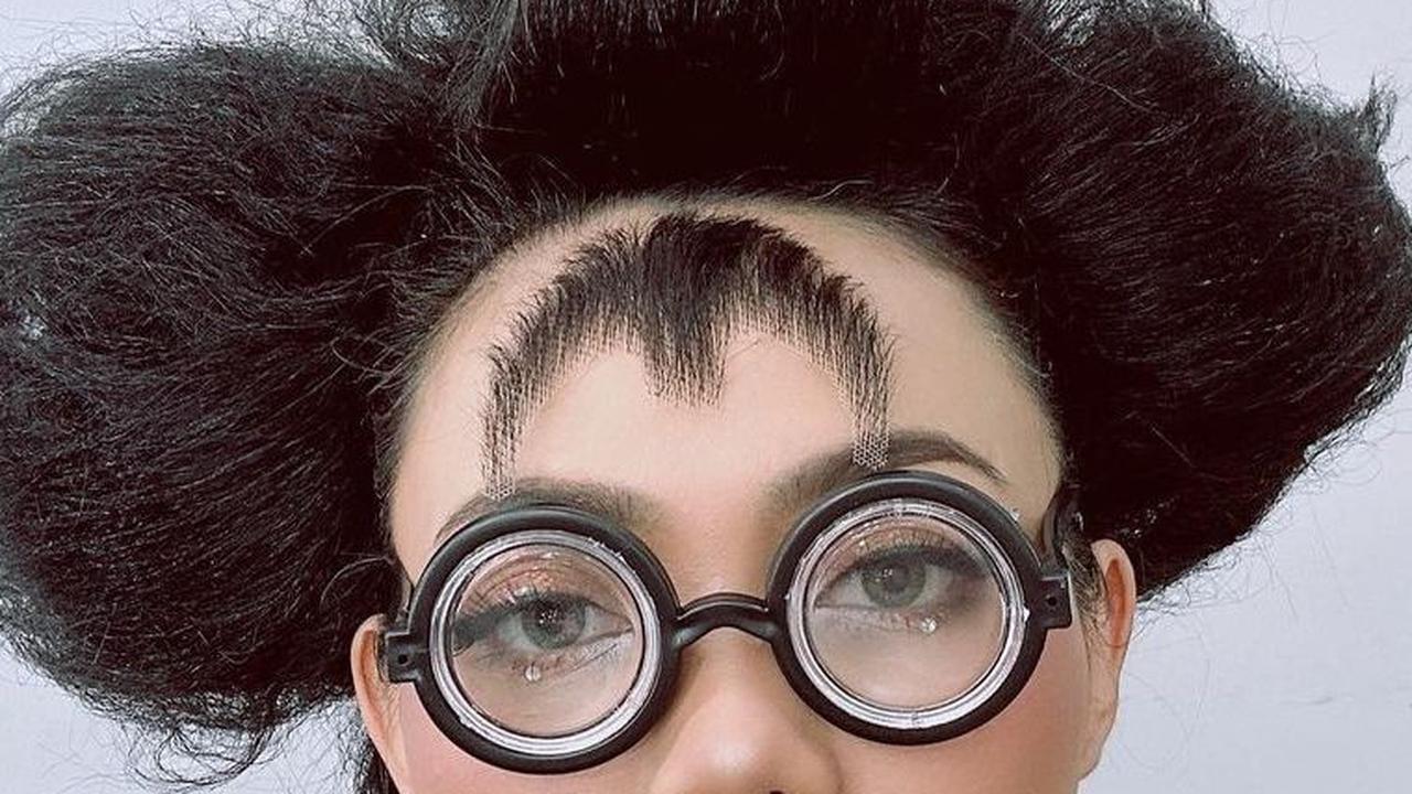 Meskipun memukau netizen dengan penampilannya ala Lisa BLACKPINK, foto terakhir Rina Nose dengan rambut jabrik ke atas bikin terkejut.