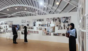 Dance studio merupakan tempat di mana Seventen menghabiskan sebagian besar waktunya saat mereka mempelajari tarian baru. Di dindingnya juga terdapat bingkai-bingkai foto para anggota saat berlatih. (Foto: Zulfa Ayu S/ Liputan6.com)