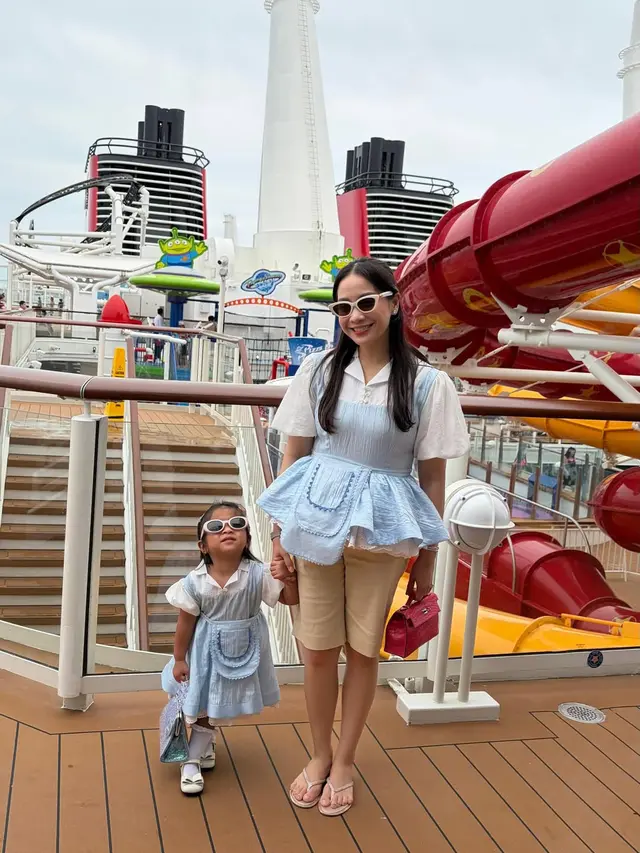 Gaya Kompak Nagita Slavina dan Lily Bak Karakter Alice in Wonderland saat Liburan di Disney Cruise