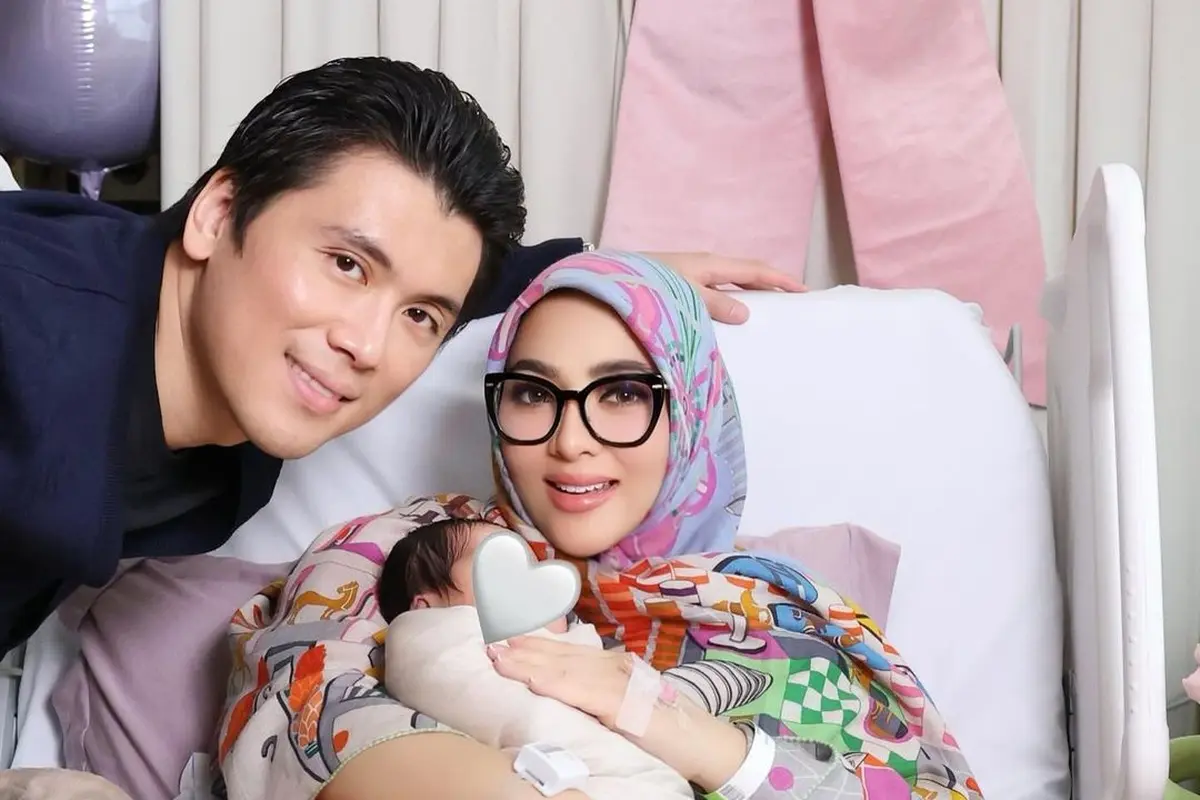 6 Gaya Mahal Syahrini Momong Princess R, Serba Hermes dari Selimut Rp19 Juta hingga Tas Rp700 Juta-an