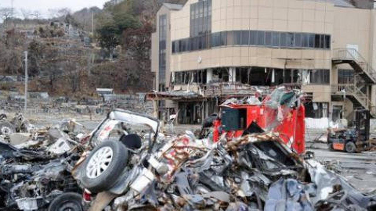 Tsunami bawa jutaan ton sampah ke laut