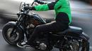 Wah klo helm nya sampe jatuh berabe juga tuh (Source: Ist)