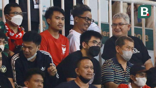 Foto: Momen Bung Ferry dan Herru Joko Satu Tribun Dukung Timnas Indonesia, Penyejuk Jelang Laga Persib Vs Persija di BRI Liga 1