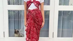Tak hanya cantik dengan outfit hits, gadis 19 tahun ini tampil anggun dan menawan mengenakan kain batik berwarna merah yang dipadukan dengan kaus putih. Gayanya yang memadukan busana modern dan tradisional pun banjir pujian.(Liputan6.com/IG/@bebytsabina)